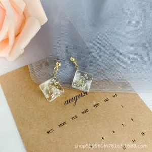 Delicate White Floral Resin Drop Earrings jlt11583