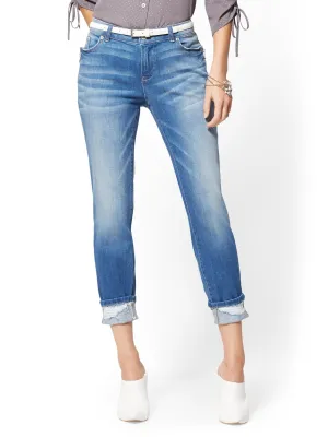 Mid-Rise Zip-Accent Curvy Boyfriend Jeans