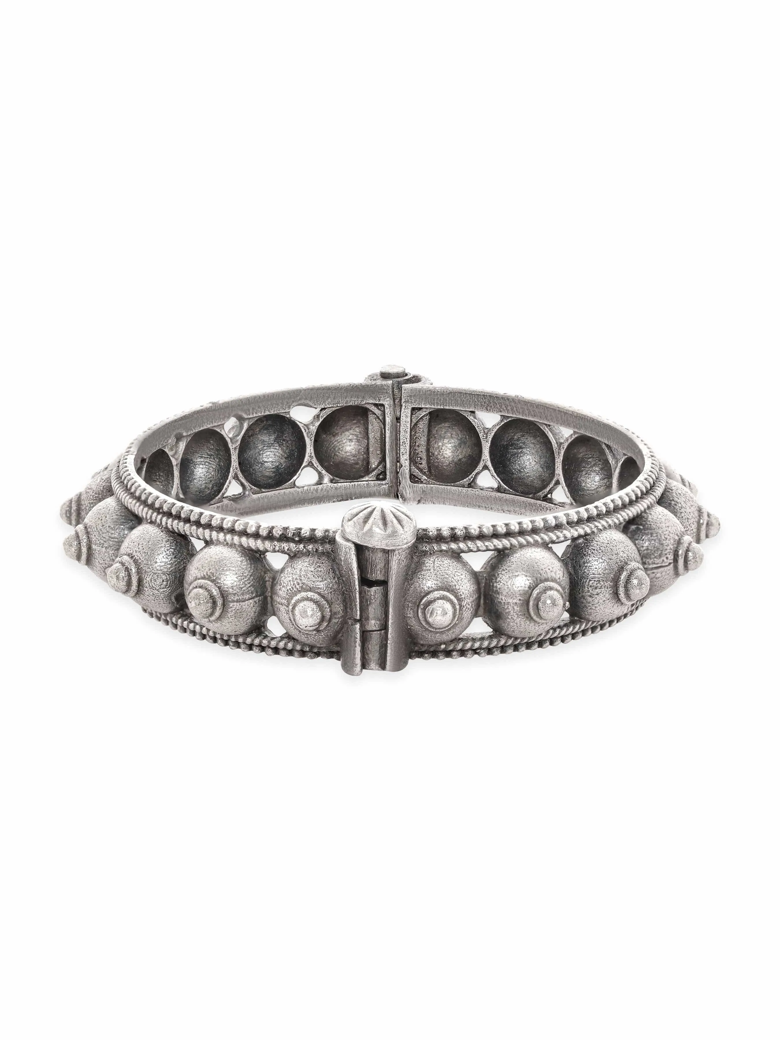 Rubans Divine Radiance Oxidized Silver Plated Kada Bracelet